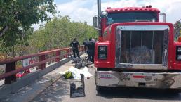 Motociclista intenta rebasar a un tractocamión y llantas le apachurran la vida, Ecatepec