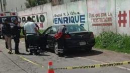 Hallan a hombre con uniforme de policía muerto dentro de auto abandonado, en Chalco