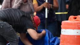 Bajo la lluvia, familia le llora al cadáver del ladrón que intentó acuchillar a un policía en CDMX