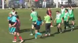 Captan en video a futbolista mientras golpea a mujer árbitro, se lo llevaron a la cárcel