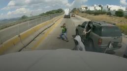 En un minuto, comando roba camión y secuestra a sus operadores en la Querétaro - Irapuato