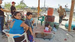 Familiares y amigos de mineros atrapados no pierde la esperanza de rescatarlos, en Coahuila