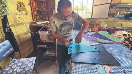 Para seguir la tradición indígena, familia continúa haciendo papel picado a mano en Morelos