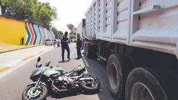 Hombre pierde el control de su moto y termina pulverizado bajo tractocamión, en la Cuauhtémoc