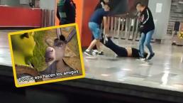 ¡Amistad verdadera! Chavos cargan a su compa borracho en el Metro y se hacen virales en TikTok