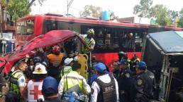 Choca Metrobús CDMX contra autos y camioneta en Insurgentes Norte, hay heridos y caos