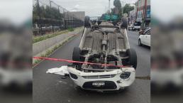 Terrorífica volcadura de coche deja a un joven muerto y a otro herido, en la Gustavo A Madero