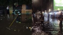En plena lluvia e inundación de agua puerca, habitantes de CDMX intentan limpiar coladeras con basura