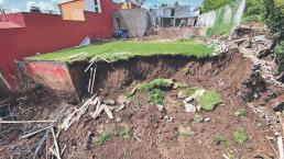 Colapso de barda de 10 metros provoca el deslave de un jardín, en Cuernavaca