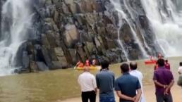 Por intentar tomar la ‘selfie perfecta’, familia termina ahogada en cataratas