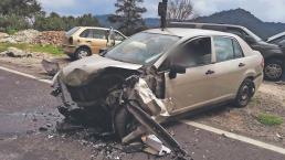 Aterrador choque de 2 autos deja a un policía y a otro hombre bien tiesos, en la Naucalpan - Toluca