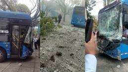 ¡Uy! Aspirante a chofer de trolebús choca en su prueba de manejo y destruye todo, en Iztapalapa