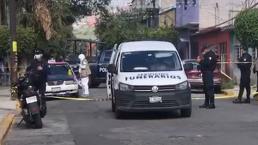 Abandonan cadáver esposado y envuelto con hule dentro de un taxi, en Ecatepec