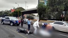 Jueves trágico en Edomex, biker sin casco muere al derrapar y ser atropellado en autopista