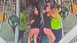 Doñas se jalan de los pelos en pleno gimnasio por una máquina de pesas, video se viraliza