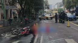 Camión torton le revienta la cabeza a motociclista derrapado, en pleno Centro de la CDMX