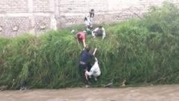 Captan rescate de un hombre que estaba a punto de ser jalado por un canal, en Jalisco