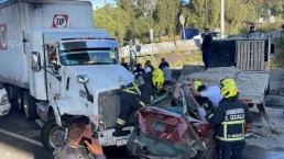 Automovilista queda prensado entre dos trailers, en espeluznante accidente en la México-Querétaro