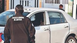 Tras oír gritos y disparos, vecinos hallan a un baleado dentro de taxi en Tecámac