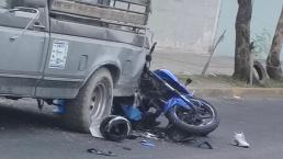 Motociclista con casco en el brazo muere al estamparse contra troca estacionada, en Neza