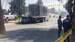 Terrorífico accidente vial deja prensado a motociclista entre auto y camión, en Nezahualcóyotl