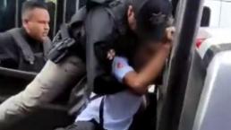 Captan a policías sometiendo con violencia a un hombre que esperaba la combi, en Ecatepec