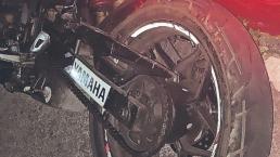 Mujer motociclista no resiste 4 disparos y muere desangrada sobre la banqueta, en Morelos