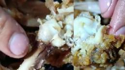 Familia denuncia en video el espeluznante relleno crujiente de su pollo frito, en Querétaro