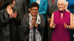BINOCULARES: Ernestina Godoy se autopremia con la Medalla Mérito Ejemplar