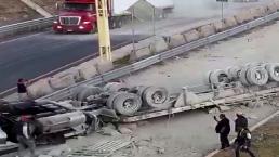 VIDEO: Chofer de tractocamión pierde el control y termina volcando su vehículo, en la México - Veracruz