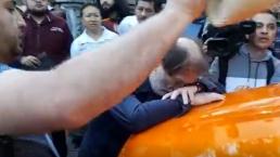 VIDEO: Epigmenio Ibarra se marea y le echan aire para que no se desmaye, en la marcha de AMLO