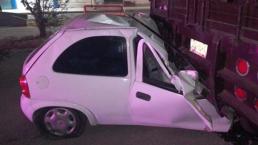 ¡Sábado sangriento! Automovilista muere tras impactarse contra carguero estacionado, en Chalco