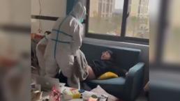 Captan violento momento en el que sacan de su casa a un hombre por riesgo de Covid, en China