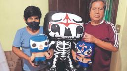 Del ring a la posada, familia se rifa espectaculares piñatas de luchadores