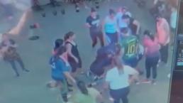 Mujer muere repentinamente mientras se ejercitaba en un gimnasio, cámara capta la tragedia