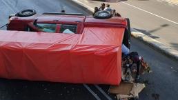 Chofer que transportaba flores de Nochebuena le mete pata y vuelca, en CDMX