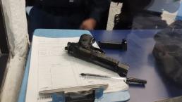 Corretean y atrapan a adolescente con réplica de arma en el Metro de la CDMX
