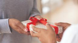 Desde levantar el ánimo hasta reducir el estrés, estos los beneficios de dar en Navidad