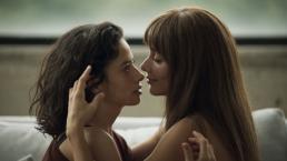 Esmeralda Pimentel y Fátima Molina calientan a sus fans con escena lesbiana