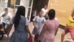 Mamá incita a su hija a pelear con otra niña afuera de la escuela y causa indignación