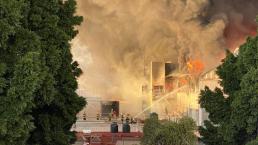 Feroz incendio consume bodega de zapatos en Tepito, desalojan a cientos de personas