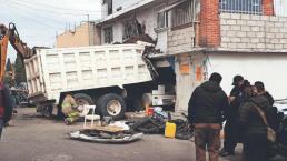 En Edomex hombre resultó herido de gravedad, cuando vehículo de carga atravesó su casa