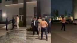 VIDEO: Borracho se quita las prendas e invita al contacto físico a su vecino, en Nuevo León