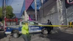 Comerciantes hallan golpeado y muerto a presunto asaltante, afuera de una tienda en Edomex