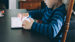 ¿Regalarás una tableta o celular a tu hijo? Especialistas recomiendan pensarlo dos veces