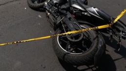 Biker sin casco derrapa y termina con las ideas expuestas tras romperse la cabeza, en Edomex