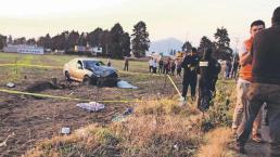 Padres viajaban en motocicleta con bebé en brazos, automóvil los arrolla en Edomex