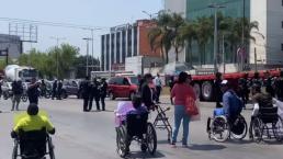 Trabajadores de Interjet y personas con lesiones medulares protestan, en el AICM
