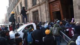 Normalistas de Ayotzinapa se manifiestan e intentan entrar a Palacio Nacional