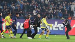 Aficionados saltan a la cancha para agredir a jugadores en Turquía 